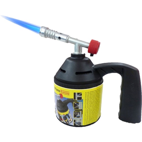 Person lötet ein Kupferrohr im Schraubstock mit einem Rothenberger Industrial Lötgerät unter Verwendung von Schutzhandschuhen.