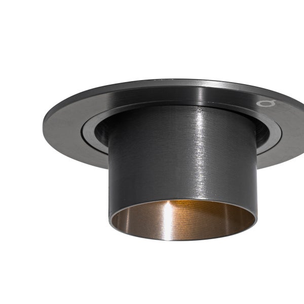 Zylinderförmiger Einbaustrahler aus dunklem Metall mit warmem Licht und runder Montageplatte.