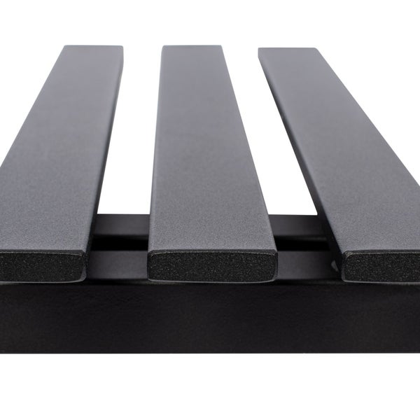 Detailaufnahme von drei flachen, schwarzen Heizelementen eines Paneelheizkörpers.