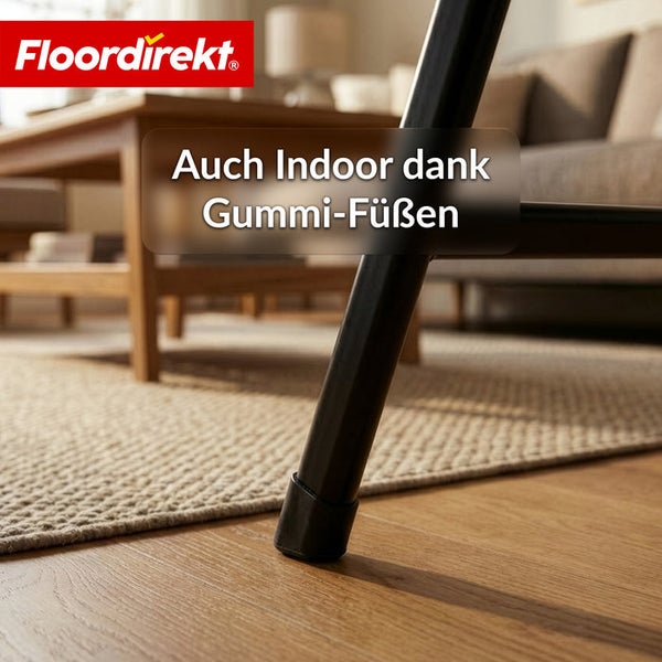 Detailaufnahme eines Stuhlbeins mit Gummifuß auf einem Holzboden