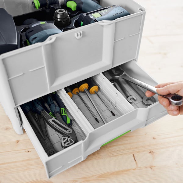 Festool Werkzeugkoffer Systainer mit Schublade für Handwerkzeug und Fach für Elektrowerkzeug. Eine Hand nimmt einen Schraubenschlüssel heraus.
