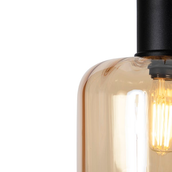 Detailansicht einer Pendelleuchte mit transparentem Lampenschirm und einer Glühbirne