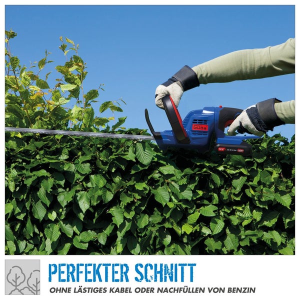 Eine Person schneidet eine dichte grüne Hecke mit einer Güde Akku-Heckenschere 18 Volt im Garten.