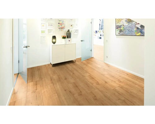 Heller Raum mit hellem Holzlaminatboden, weißem Sideboard und Dekoration