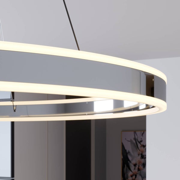 Moderne ringförmige LED-Pendelleuchte aus glänzendem Chrom mit integrierten Lichtstreifen.