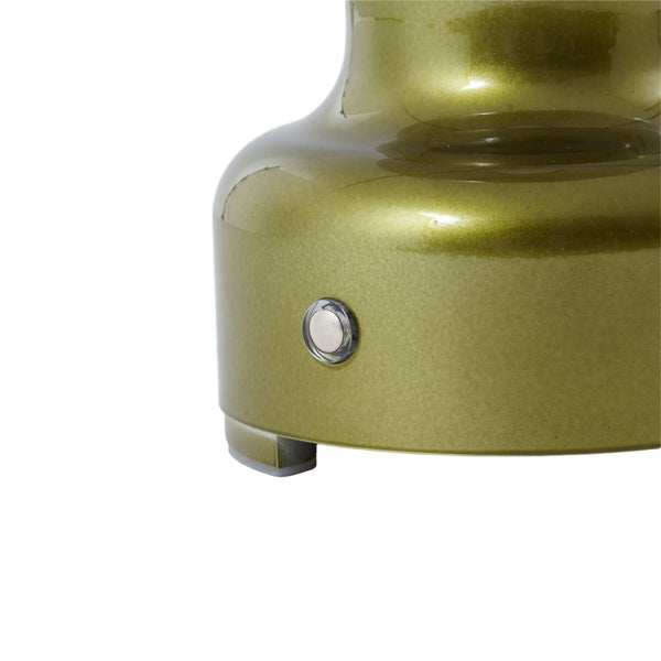 Detailansicht eines grünen Lampenfußes aus Keramik mit metallischer Oberfläche und einem Schalterknopf.