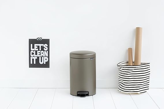Brabantia Klassischer Tretmülleimer Mit Soft Verschluss 12 Liter HxBxT 41,1 x 25,1 x 33,8 cm Metall Platin