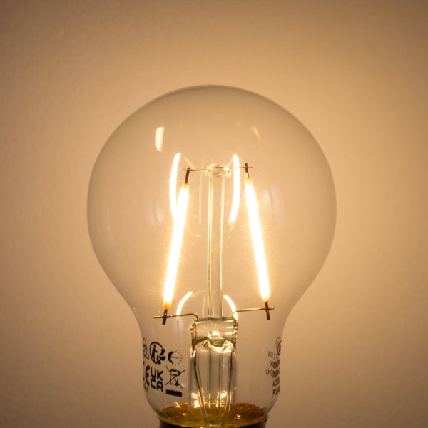 Leuchtendes LED-Filament-Leuchtmittel mit klarem Glas und warmweißem Licht.