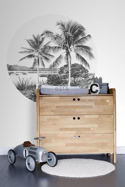 Kinderzimmer mit Holzkommode, Spielzeugauto, Teppich und Wandbild mit Palmenmotiv