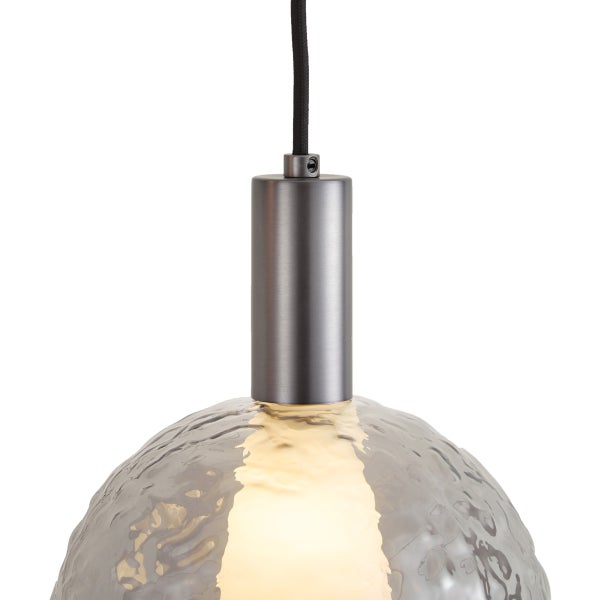Moderne Pendelleuchte mit strukturiertem Glasschirm und zylindrischer Metallfassung an schwarzem Textilkabel