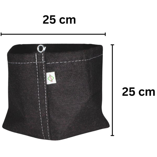 Pflanzsack aus Stoff, Maße 25 Zentimeter mal 25 Zentimeter, mit Metallöse, Naht und Weedness Logo.