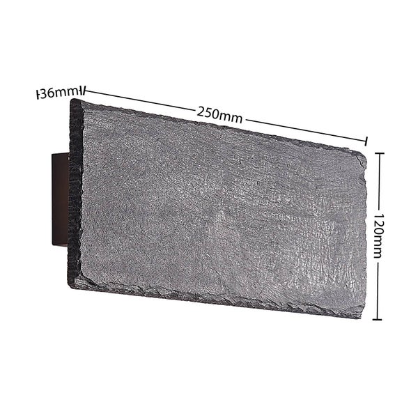 Wandleuchte aus Schiefer mit Maßen: Breite 250 Millimeter, Höhe 120 Millimeter und Tiefe 36 Millimeter.