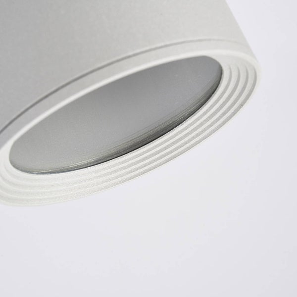 Detailansicht eines zylindrischen Strahlers mit matter Linse und geripptem Gehäuse.