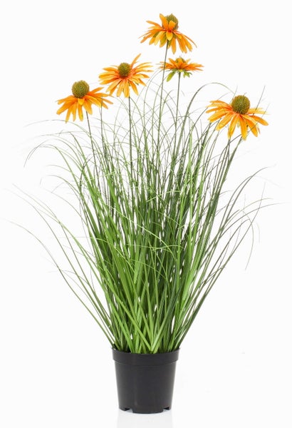 Künstliches Ziergras mit orangefarbenem Sonnenhut im schwarzen Kunststofftopf.