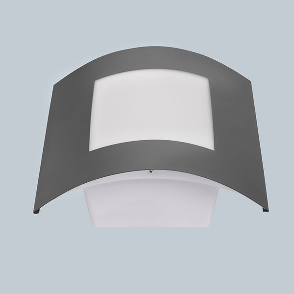 Moderne Außenwandleuchte aus Metall in Anthrazit mit weißem Kunststoffschirm, gebogene Form.