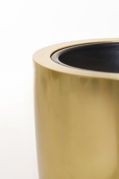 Nahaufnahme vom Rand eines zylindrischen Pflanzgefäßes mit glänzender Metalloberfläche und schwarzem Innenbereich.