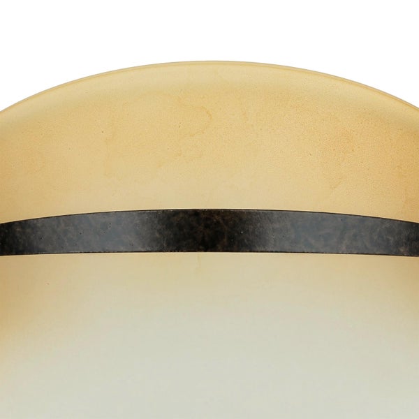 Detailaufnahme einer Leuchte mit Glasabdeckung und Metallband