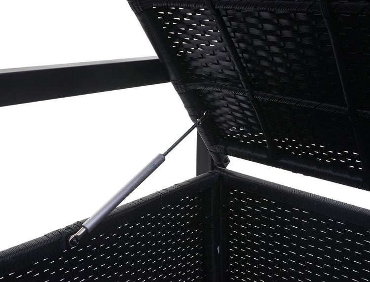 Detailansicht einer Auflagenbox aus Polyrattan mit geöffnetem Deckel und Gasdruckfeder aus Metall.