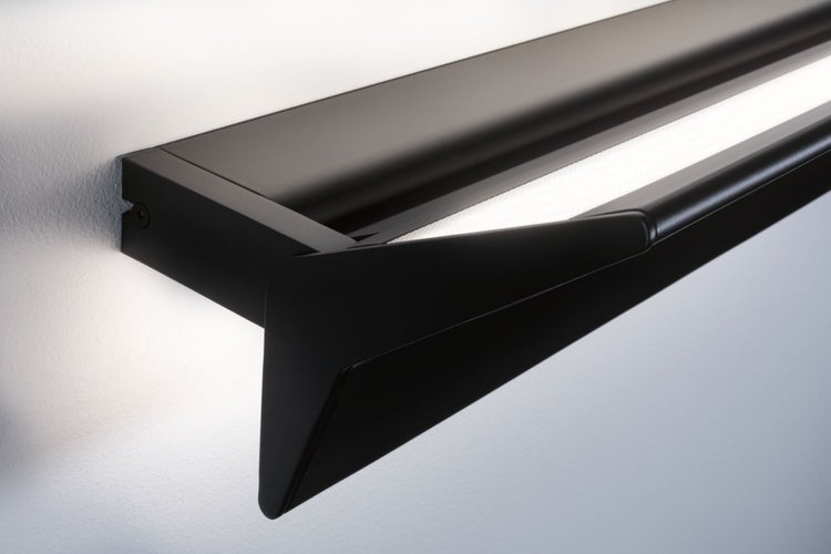 Nahaufnahme einer schwarzen LED-Wandleuchte aus Metall in linearem Design mit einem langen, leuchtenden Lichtstreifen.