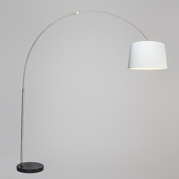 Bogenleuchte mit Lampenschirm und schwarzem Sockel