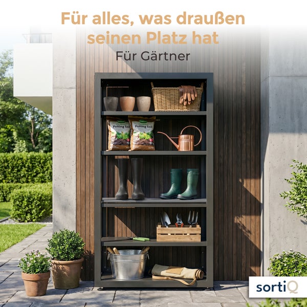Ein anthrazitfarbenes Metallregal im Freien, bestückt mit Gartenutensilien, Gummistiefeln, Töpfen, Gießkanne und Erde vor einer Holzfassade.