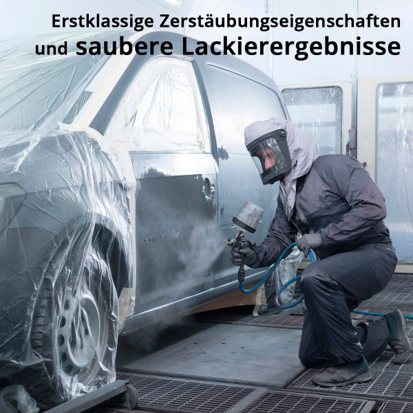Ein Fahrzeug wird mit einer Lackierpistole lackiert.