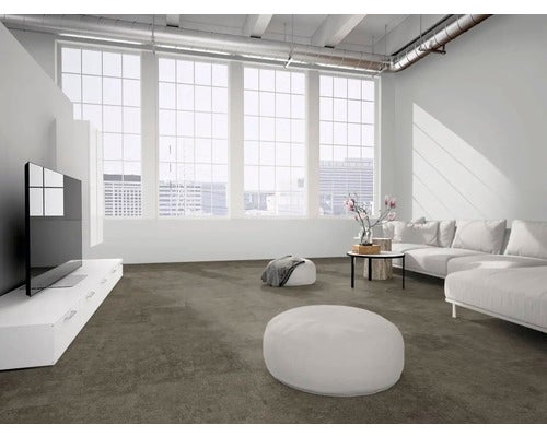 Modernes, helles Wohnzimmer im Loft-Stil mit Boden in Betonoptik, großen Fensterfronten, weißen Möbeln und sichtbaren Rohren an der Decke.
