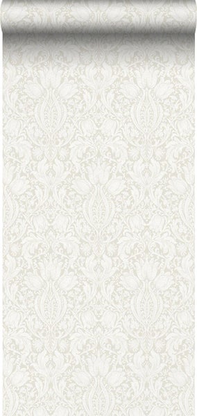 Wohnzimmer mit Couch, Teppich, Tisch und gemusterter Tapete