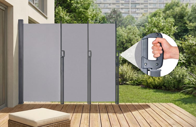 Dreiteilige ausziehbare Seitenmarkise auf einer Holzterrasse mit einer Detailansicht des Griffs.