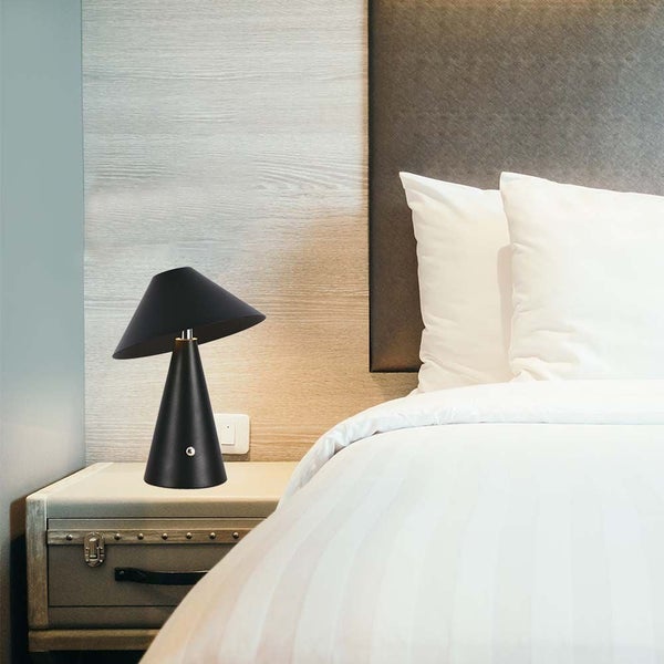 Schlafzimmer mit Nachttischlampe