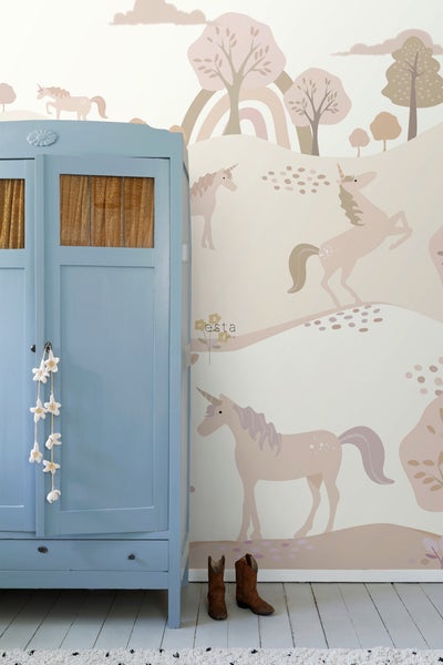 Kinderzimmer mit Einhorntapete, blauem Kleiderschrank und Cowboy-Stiefeln