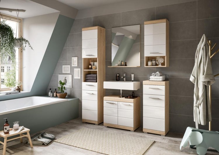 Modernes Badezimmermöbel-Set in Eichenoptik mit weißen Hochglanzfronten, bestehend aus Waschtischunterschrank, Spiegel, Hoch- und Hängeschrank.