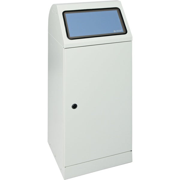 Zwei klappbare Gartenstühle aus Holz mit Armlehnen und Latten-Design.