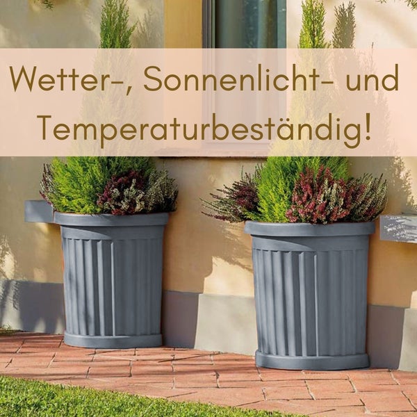 Zwei wetterbeständige Pflanzgefäße mit Pflanzen auf einer Terrasse.