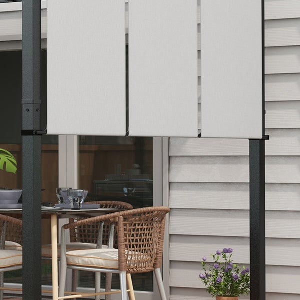 Vertikalmarkise als Sichtschutz für Pergola aus hellem Stoff an einem dunkelgrauen Metallgestell auf einer Terrasse.