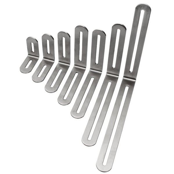 Mehrere metrische Winkelverbinder aus Metall unterschiedlicher Größe mit Langlöchern