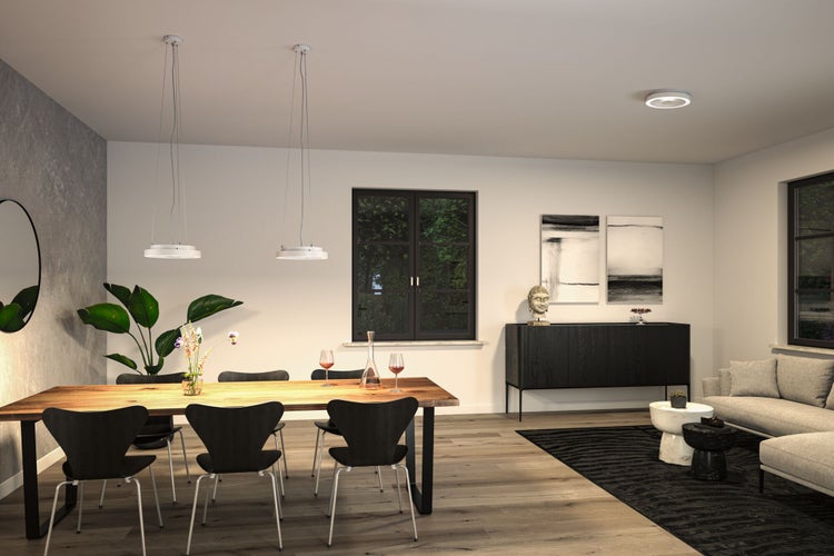 Esszimmer mit Holztisch, Stühlen, Pendelleuchten und Sideboard für eine wohnliche Atmosphäre.