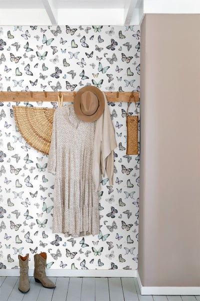 Flur mit Schmetterlingstapete, Garderobe, Hut, Kleid und Stiefeln
