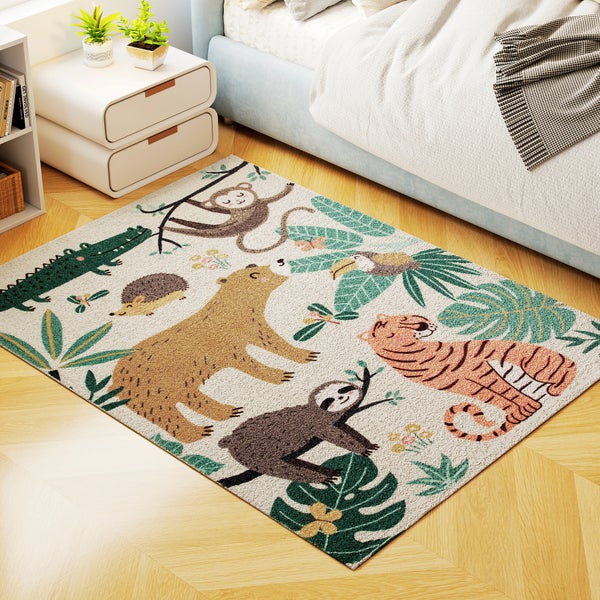 Kinderteppich mit Tiermotiven wie Bär, Tiger und Affe im Dschungel-Stil, platziert in einem hellen Zimmer auf Parkettboden neben einem Bett.