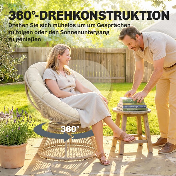 Papasansessel mit Rattan-Gestell und beigem Polsterkissen.