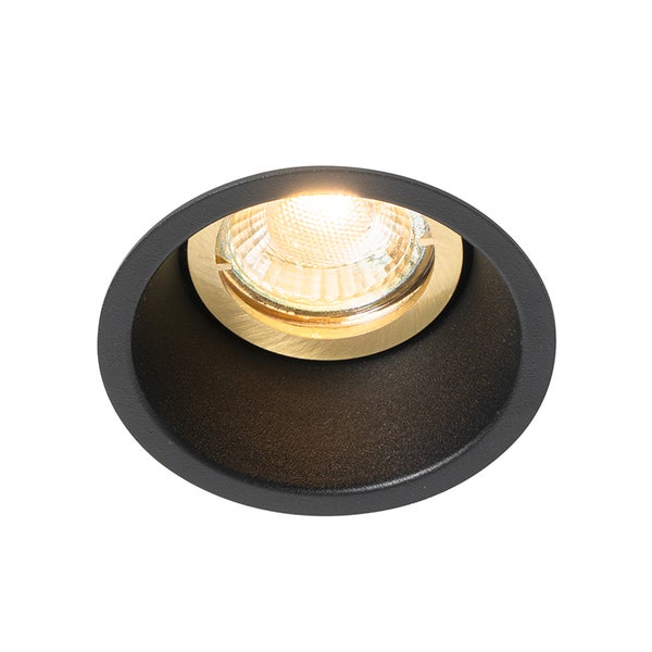 Runder Einbaustrahler mit schwarzem Gehäuse und goldfarbenem Innenreflektor, eingeschaltet.