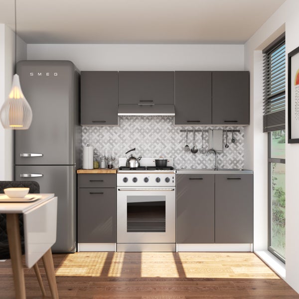 Moderne Küche mit grauen Schränken, Herd, Dunstabzugshaube und SMEG Kühlschrank.