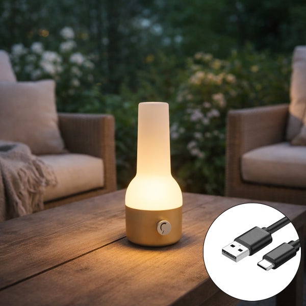 Tragbare LED-Tischleuchte mit goldenem Sockel und warmweißem Licht auf einem Holztisch im Garten, inklusive USB-Ladekabel.