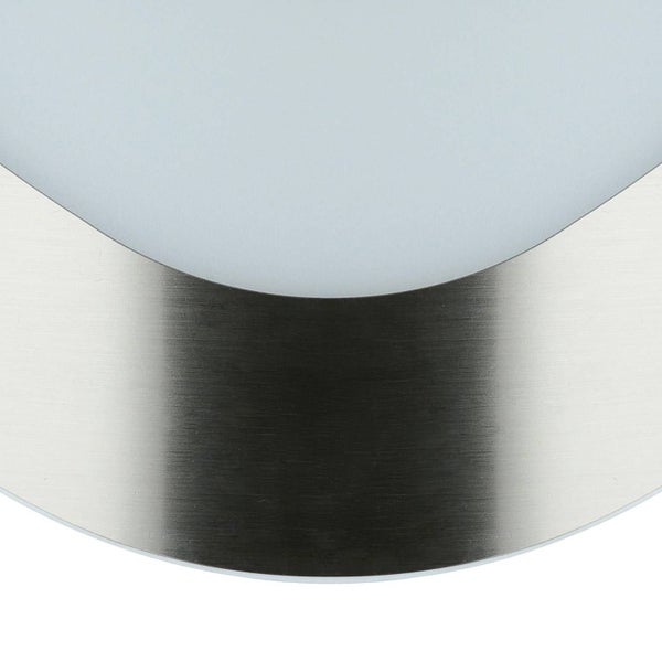 Detailaufnahme einer Deckenleuchte mit Metalleinfassung