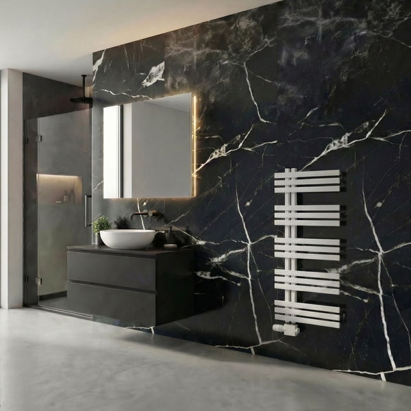 Modernes Badezimmer mit Marmorfliesen, Waschtisch, Aufsatzbecken, beleuchtetem Spiegel, Glasdusche und Design-Heizkörper.