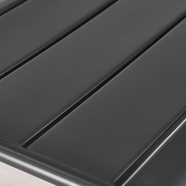 Detail einer anthrazitfarbenen Gartentischoberfläche aus Metall mit parallelen Lamellen und abgerundeter Kante.