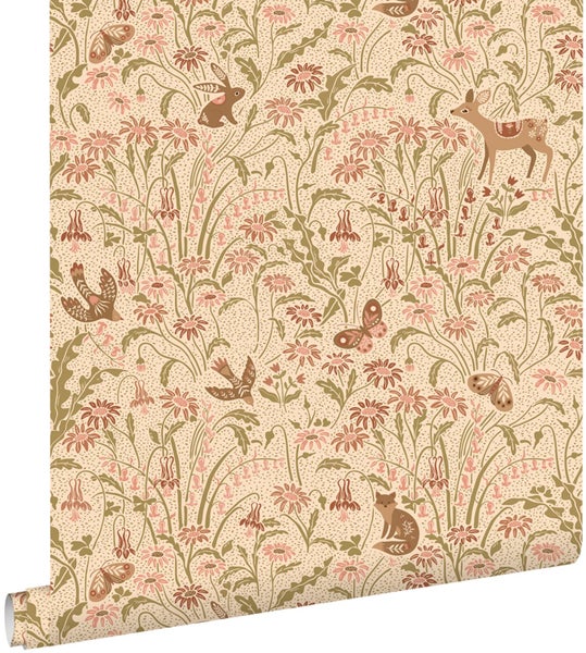 Tapete mit Blumenmuster und Waldtieren wie Rehen, Hasen und Füchsen sowie Vögeln und Schmetterlingen im illustrativen Stil.