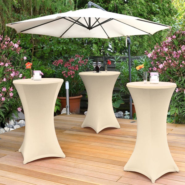 Drei Stehtische mit Hussen und ein Sonnenschirm auf einer Terrasse