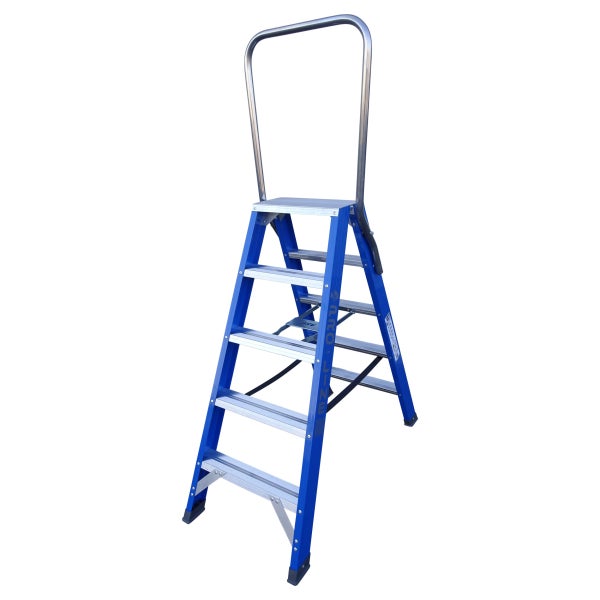 Blaue Trittleiter mit fünf Stufen und Haltebügel