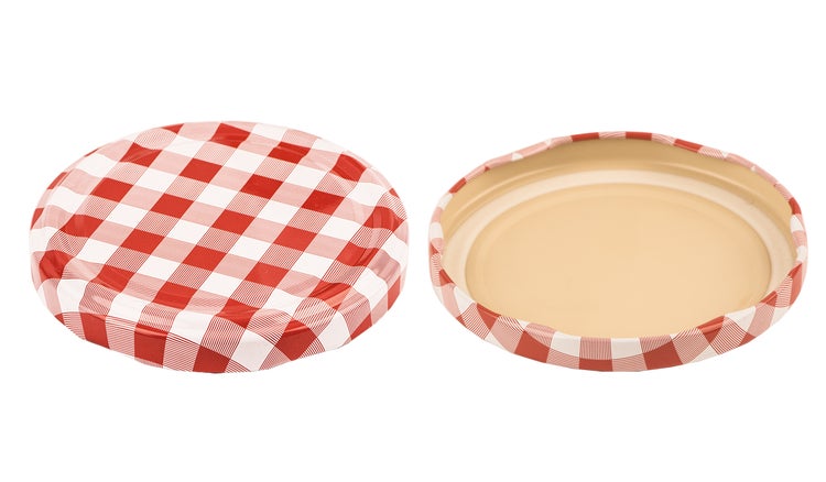 Zwei Marmeladengläserdeckel mit Karomuster